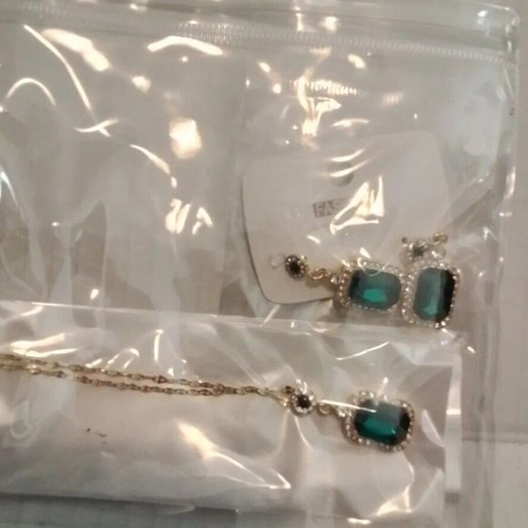 Greean Emerald Rimestones Diamonds Necklace With Pierce Maching Earings NewCJb - Picture 1 of 2